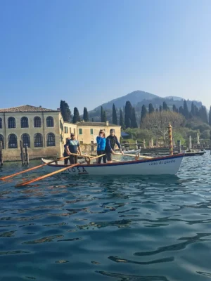 Una foto di una barca Palio di fronte a San Vigilio, dove festeggeremo il 25 aprile 2025