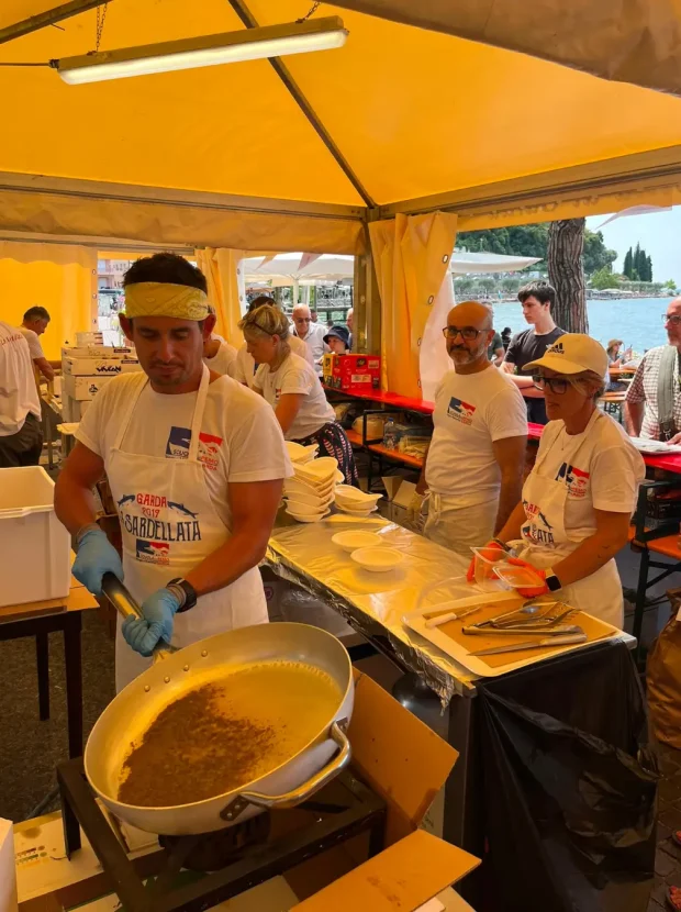Stand e volontari alla Sardellata al Chiar di Luna 2026