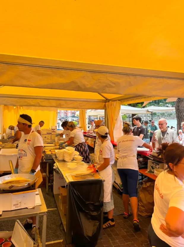 Stand e volontari alla Sardellata al Chiar di Luna 2026