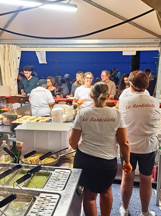 Stand e volontari alla Sardellata al Chiar di Luna 2026