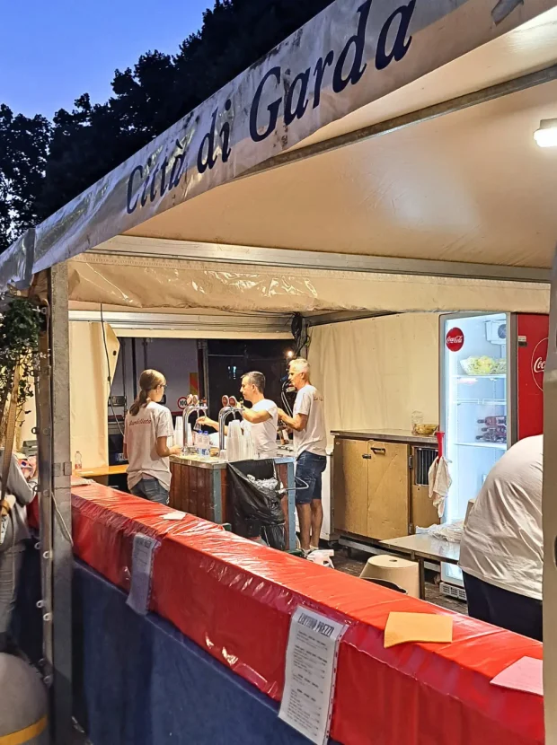 Stand e volontari alla Sardellata al Chiar di Luna 2026