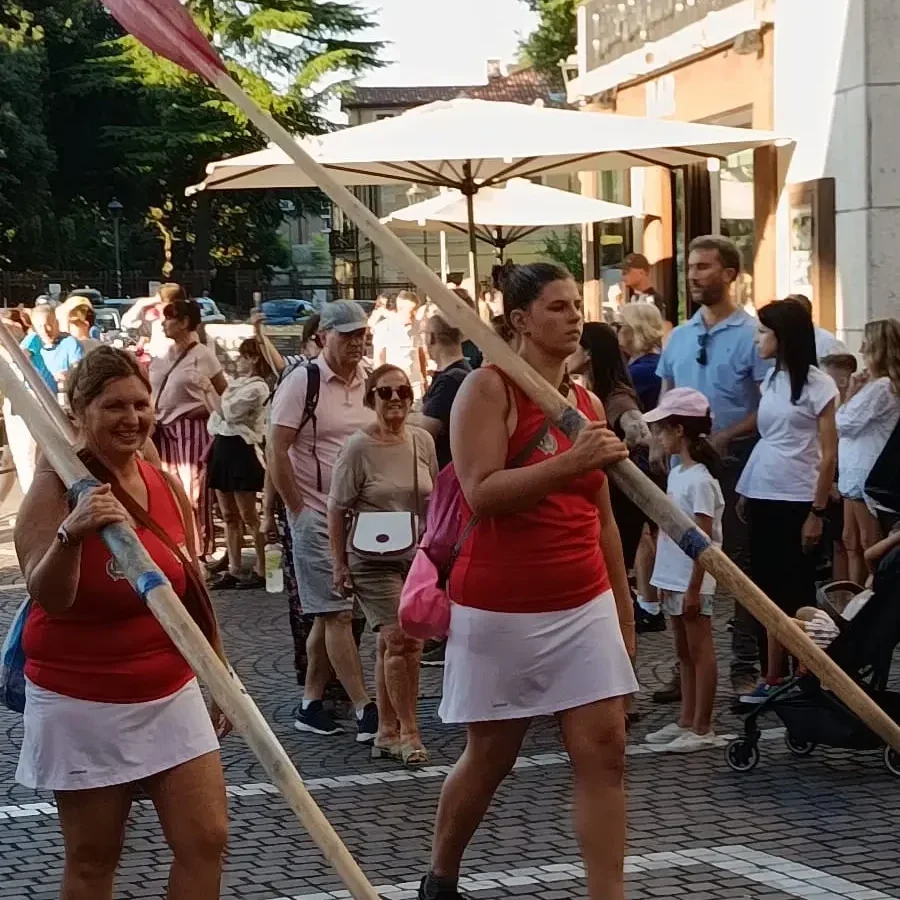 Equipaggi in sfilata al Palio delle Mura di Peschiera 2026