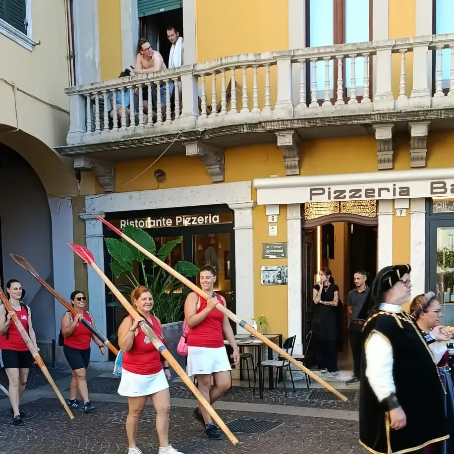 Equipaggi in sfilata al Palio delle Mura di Peschiera 2026